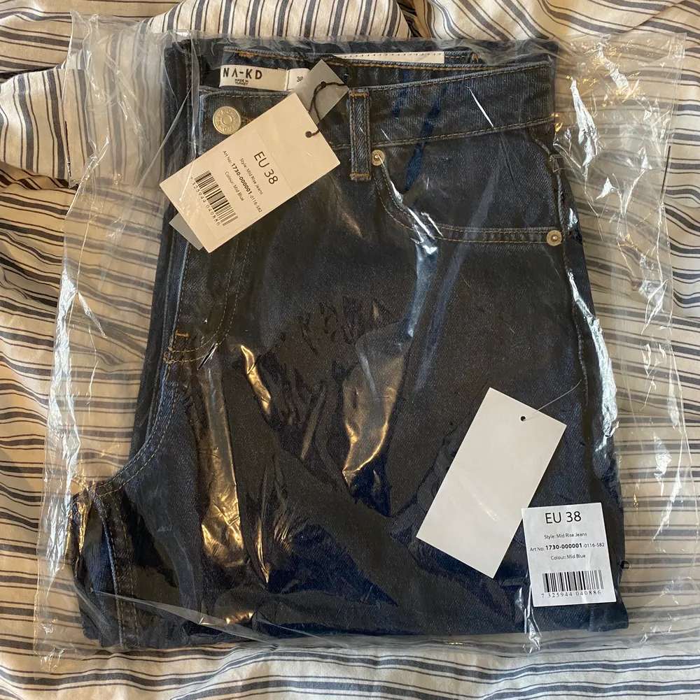Mörkblåa ”midrise” jeans från Amalie Stars slutsålda kollektion med NA-KD. Byxorna sitter lågt och är superbekväma. De är helt orörda och ouppackade då jag beställde hem två storlekar. Högsta bud: 500 + frakt!. Jeans & Byxor.
