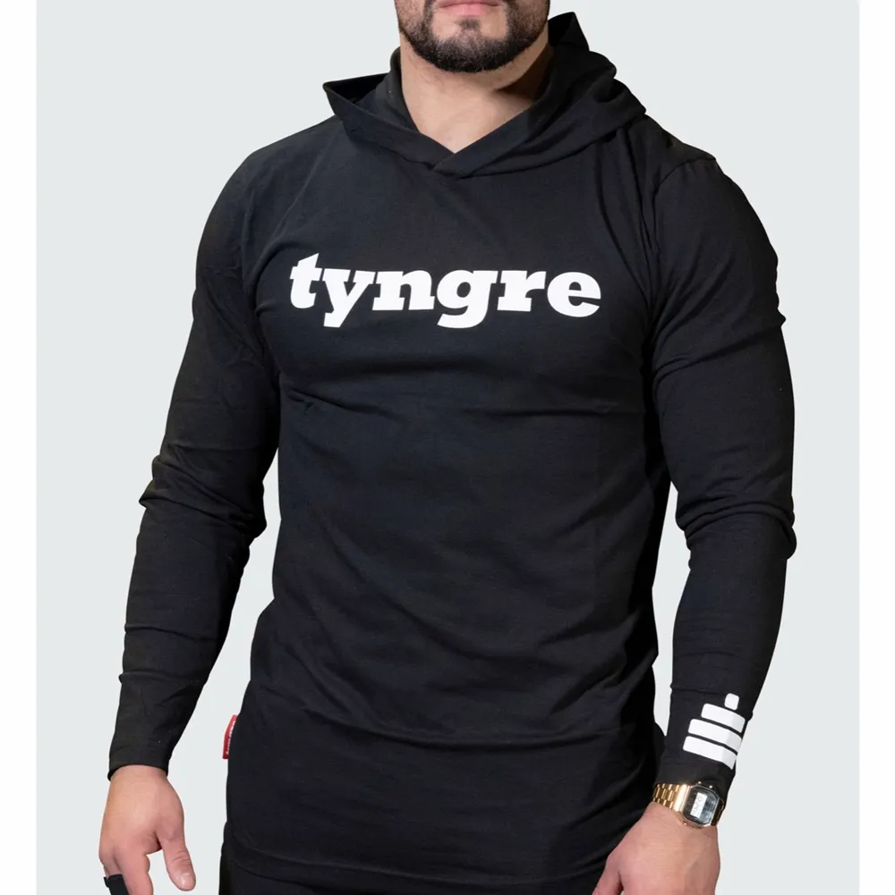 Hjälper min kille sälja sin tyngre hoddie i tunnare material som säljs eftersom den blivit för stor! Skriv för bilder så kan jag skicka tydligare hur den ser ut i verkligheten:)  pris kan diskuteras*. Hoodies.