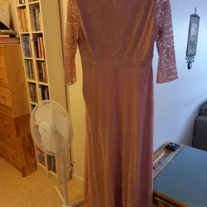 Elegant spetsklänning  - Säljer min vackra spetsklänning, i färgen gammelrosa. Använd endast en gång. Köpt på bubbleroom.se. mycket bekväm. Uppsydd efter min längd som är 1.55 cm, kan passa upp till 1,60 ca skulle jag tro.