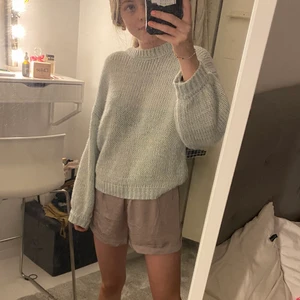 Söt blå stickad - Mer ljusblå i verkligheten, jätte gullig. Använd få gånger! Strl xxs sitter som xs