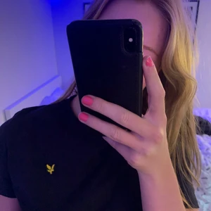 Lyle & scott t-shirt  - en heeelt oanvänd lyle & scott t-shirt! Den är köpt från kidsbrandstore och kostar som helt ny 250kr och jag säljer den för 100kr + frakt! storlek - junior, 15/16 år, S/M 