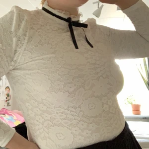 Vit blus - Jättefin spets blus med krage! Köpt här på plick men i gott skick