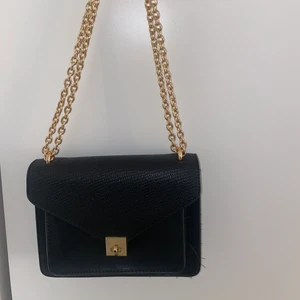 Väska  - Säljer den här fina väskan som jag köpt för 300kr men säljer för 180kr Har aldrig använt och köptes för 4 månader sen ❤️ Man kan ändra kedjan så att man kan ändra hur man vill ha den 