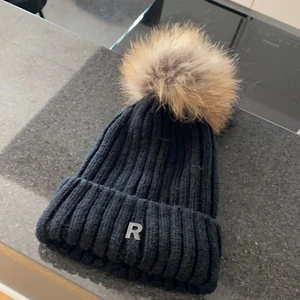 Rock and blue mössa  - Rockandblue mössa med äkta päls.💕 Använd Max 2 gånger. Köpte den för 410kr. 