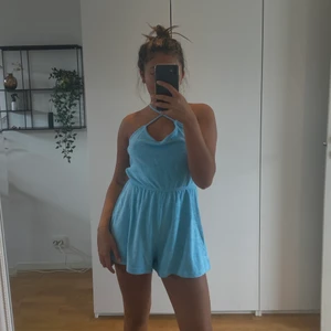 Blå jumpsuit - Snygg jumpsuit i det trendiga frotté materialet💙 går att styla på många olika snygga sätt! 🦋🦋🦋