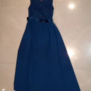 Klänning - En jätte fin klänning i fint skick men som tyvärr inte passar längre😀