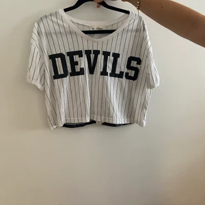 Crop top  - En crop top köpt på New Yorker för några år sen med text både fram och bak. Det står storlek M men skulle säga att den är ganska kort och liten i storleken. Köparen står för frakten. 