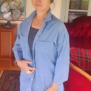 Oversized skjorta - En använd men fin skjorta i stl L men jag som har S använder den som en oversized istället. 