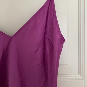 linne från zara  - Rosa/lila linne från zara i storlek s. Passar till vardags och fest. 