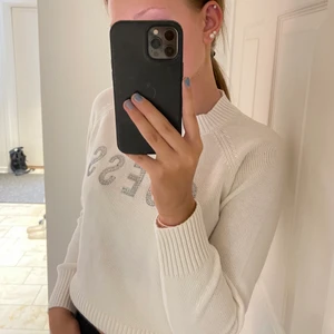 Vit stickad tröja - En så fin stickad tröja ifrån GUESS i strlk M men ganska liten i storleken så skulle säga att den passar xs/s, i princip aldirg använd därav väldigt fint skick🤍🤍