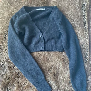 Croppad kofta  - Croppad kofta från weekday. Använd 1 gång. Storlek XS