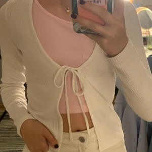 Tröja  - En kofta från hm i storlek xs men den sitter som en S, pris 30kr+ frakt!