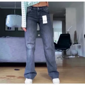 Mid rise jeans zara - Fina grå mid rise jeans från zara. Används inte så mycket tyvärr, därav att dem kanske säljs❤️ (lånade bilder, kom privat för egna)