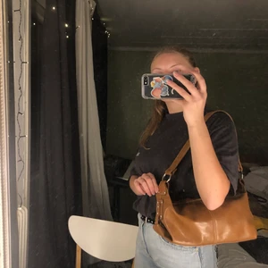 Brun handväska - Liten brun handväska som jag skulle säga är i nästintill nyskick💞 Skriv gärna privat om ni är intresserade eller undrar något<33