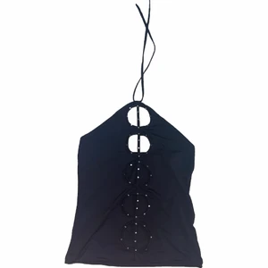 Halternecktopp y2k - Sjukt snygg halternecktopp med hål längs magen och detaljer med strass. Storlek s men stretchigt material så psssr större storlekar😍😍