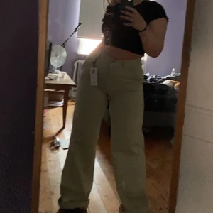 Lågmidjade baggyjeans - Säljer dessa jättefina jeans som är i en mintgrön lite beige färg. Jättebra passform, de är väldigt stretchiga och har en lite oversized look. Skriv privat för mer info. Köpare står för frakt💕 OBS! Byxorna är lite smårivna längst ner på byxorna.