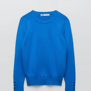 Blå stickad tröja - Säljer denna blå stickade tröjan ifrån zara. Aldrig använd, trendig så blir slutsåld fort ❤️