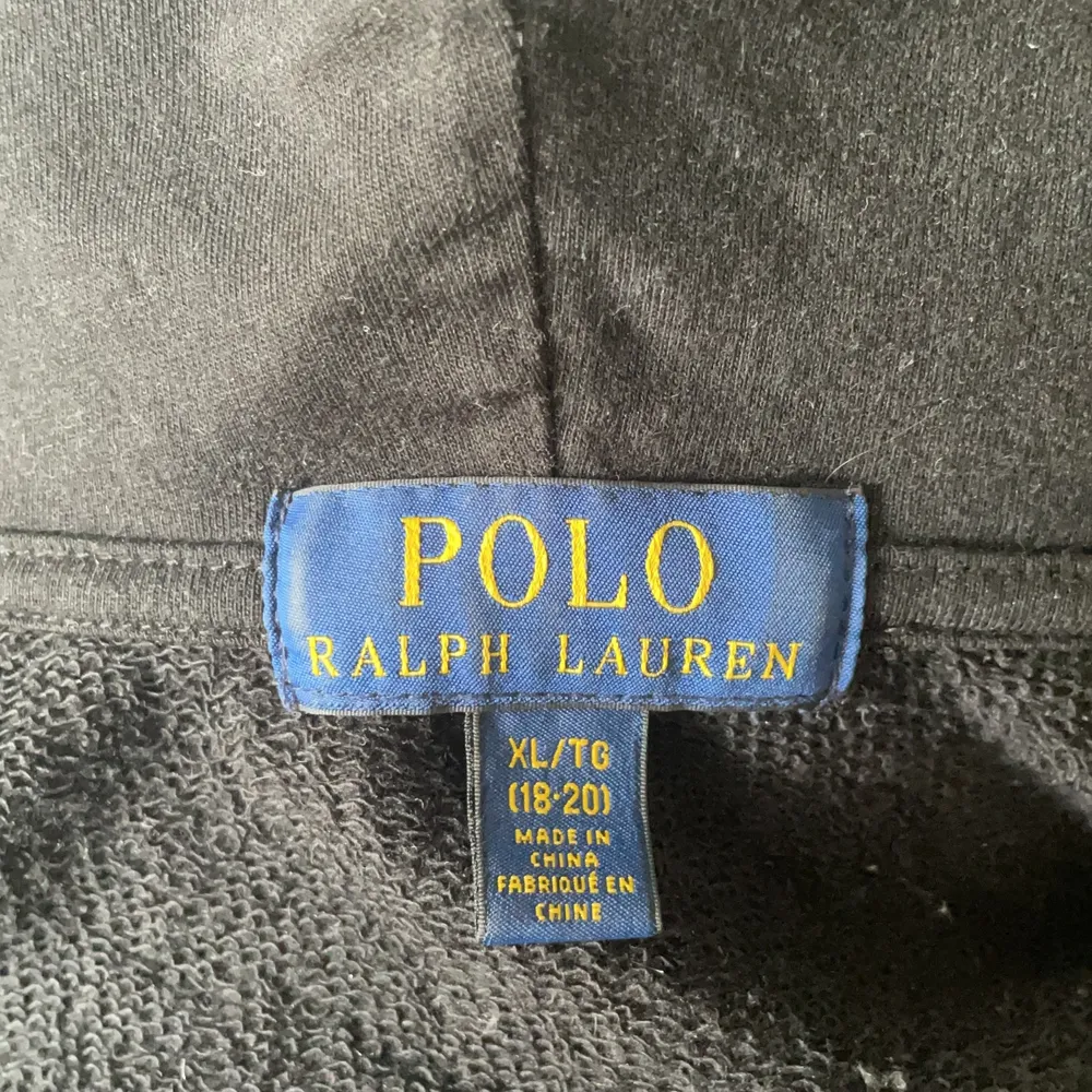 Zip hoodie från Polo Ralph Lauren i svart med röd text. Den har luva!. Tröjor & Koftor.