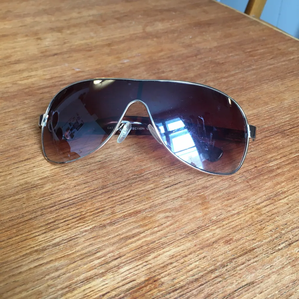 Fake Bentley solglasögon. Accessoarer.