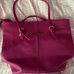 Michael kors väska - Tar plats i garderoben och måste få bort. Rymmer mycket.