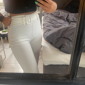 Vita raka byxor - Är aldrig använda, lappen sitter kvar. Storlek XS passar dom som är XS/S!