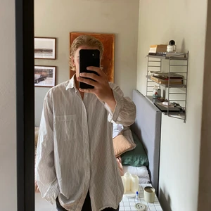 Skjorta från NK - Som ni ser på sista bilden så är den trasig vid nedersta knappen. Men i övrigt är den i bra skick. 