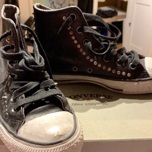 Converse  med nitar - Riktigt snygga converse med nitar, köpta här på plick för 520 kr +90kr frakt. Lite slitna men det är bara snyggt!! Skickas i orginal lådan!