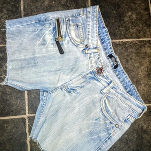 D&G Jeansshorts - Bekväma shorts som passar både storlek S och M. Aldrig använt, endast testat. "Emblem" på baksidan av shortsen.