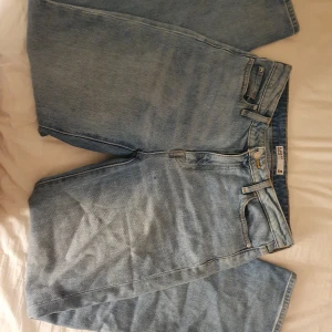 Jeans  - Ett par jeans från cubus i M dom har används ett antal gånger men dom är i bra sick dom är raka i benen och inte högmidjade men inte lågmidjade heller dom är lite mig i mellan 