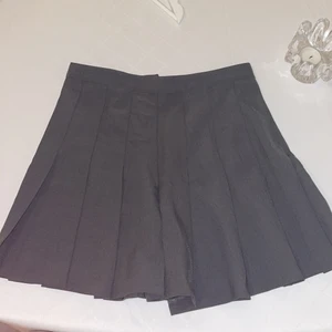 Kjol från Weekday - Helt ovanvänd kjol från Weekday, storlek 36 men passar definitivt en 34:a! 