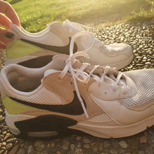 NIKE Air storlek 41 - Det är ett par nike air som jag säljer för att dom e försmå för mig, dom är använda men är i ett bra sick. Dom är i storlek 41 men kan också passa en som är 40 för jag upplever att dom är ganska små i modellen. 
