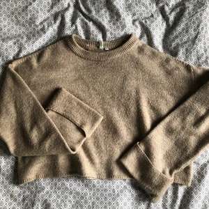 Tröja - Säljer denna stickade tröjan från nelly i storlek XS. Den är i fint skick och inte mycket använt.             Köparen står för frakten!