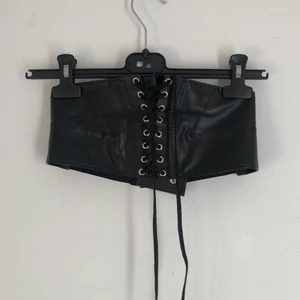 Mini korsett - Superfin nästan oanvänd korset som man har runt midjan, den passar till klänningar och tröjor.