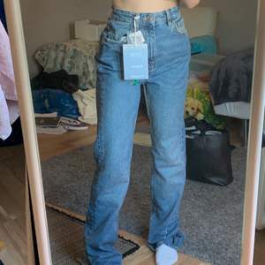 Snygga jeans från Weekday med slits vid anklarna. Endast provade, köpt för 400kr säljer för 150kr. Anledning: för långa för mig 