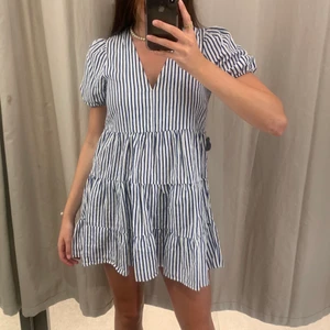 Zara, randig klänning strl M - Säljer denna helt oanvända trendiga zara klänning då den är lite kort på mig, är runt 177cm, alla lappar kvar, skriv gärna för mer info (frakt 45kr)