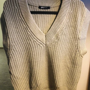 Stickad OLIVGRÖN väst från ginatricot  - Stickad veta från Ginatrikot i strl XS. OLIVGRÖN. Köpare står för frakt (kan också mötas upp i Lund) 🙂