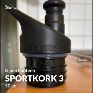 Sportkork kleen kanteen  - Sport Cap perfekt för gymmet eller andra situationer när man behöver återställa vätskebalansen snabbt och ofta. Korken är utformad med en mjuk silikonpip och ventil som ger ett tyst och smidigt flöde utan att klämma flaskan.   Mjuk silikonpip som ger ett bra flöde Gratis tyst ventil Snabb fästpunktsögla Korken har läckagemotstånd Fri från BPA, ftalater, bly och andra gifter Passar alla Kanteen® Classic storlekar Tål maskindisk  Mått: Höjd: 73 mm Bredd: 63,5 mm Vikt: 42,5 g 