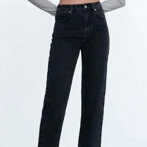 mid rise zara jeans svart - zara mid rise, färg: svarta urtvättade💖liknar dem på första bilden bara små detaljer som skiljer sig(koppar knappar vid fickorna typ)