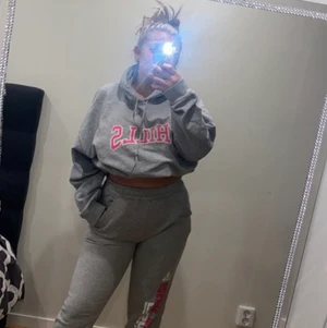 Mjukisset - Supermysigt oversize mjukisset från pretty little thing. Knappt använd och därmed i toppen skick. Hoodien är storlek L och mjukisarna S, dock så passar de som en M. 🥰  Priset på frakt varierar beroende på fraktmetod, kunden väljer hur den skickas och står därefter för kostnaden. 🥰 fler bilder kan skickas privat om så önskas! ☺️ Kan även skicka separat om man endast vill köpa ena. Då 120kr styck. 🤩