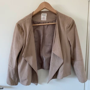 Ny ”mocka”-blazer - Nytt plagg säljes pga felköpt storlek, beige ”mocka” strl L