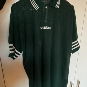 Vintage adidas piké - Vintage adidas piké  - köpt på sellpy  -  grön   - troligtvis M  -  bra kvalite  