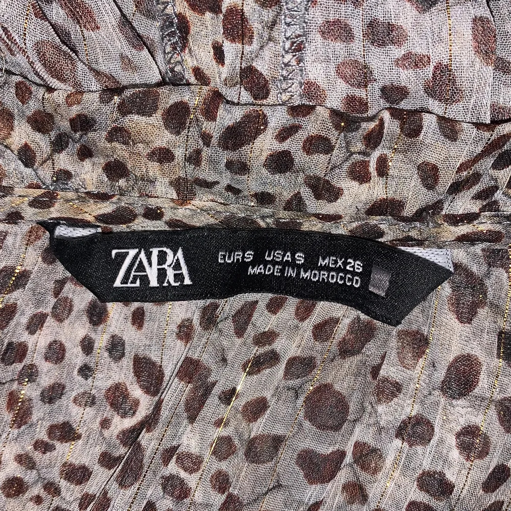 Jättesnygg klänning från Zara i leopardliknande mönster. Använd fåtal gånger i jättefint skick! Köparen står för frakten!. Klänningar.