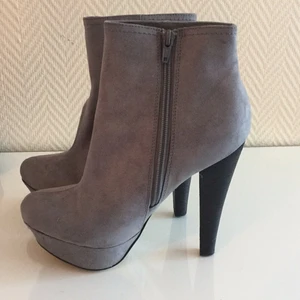 Gråa boots med klack 38 - Säljer dessa gråa boots med klack str 38 aldrig använda.