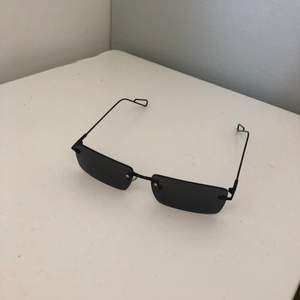 Säljer dessa jättefina solglasögon i 90s stil då de inte kommer till användning längre! Skriv vid intresse💕