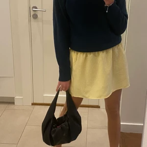 Gul topp - Säljer en så fin topp som jag brukar använda som kjol men båda funkar svinbra. Den är som ny!💕💕