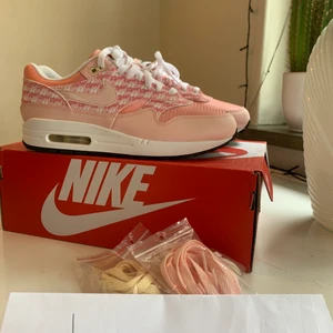 Nike Air Max 1 Pink Lemonade - Stl 41 ⭐️ Helt nya, endast testade inomhus! Köpare står för frakt alt upphämtning i Stockholms området. Fraktens kostnad varierar beroende på hur tungt paketet är samt om köpare vill ha spårbart. (Skorna ligger uppe på fler sidor) 