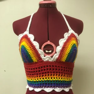 Regnbågstopp - En av mina virkade toppar, storlek S och kupstorlek A-B. Skön mot kroppen och täcker större delen av midjan.