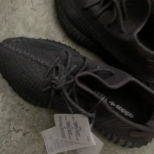 Yeezy black non reflective - 10/10 Us 9 1/3