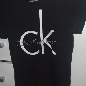 Calvin Klein t-shirt  - Jätte snygg t-shirt från Calvin Klein köpt i usa. Knappt använd och sitter jätte fint på 🌸 väldigt skönt material. Storlek xs men den är jätte stretchig. 250 kr exklusive frakt 
