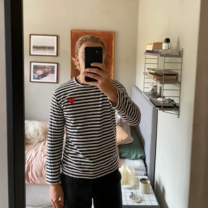 Commes des garcons, long sleeve - Storleken är M, men jag skulle snarare säga att den passar S, kanske tillochmed XS. Den är sparsamt använd, så den är i bra skick.